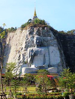 ไปไหว้พระพุทธรูปแกะสลักผนังหินแห่งที่3 ของโลกที่สุพรรณบุรี  หลวงพ่ออู่ทอง