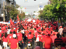 แดงเต็มปฐพีเพื่อเรียกร้องประชาธิปไตยเมื่อวันที่ 9 มกราคม 2554 โดยอินทรี ดำ/เรื่อง-ภาพ-ธงชัย เปาอินทร์